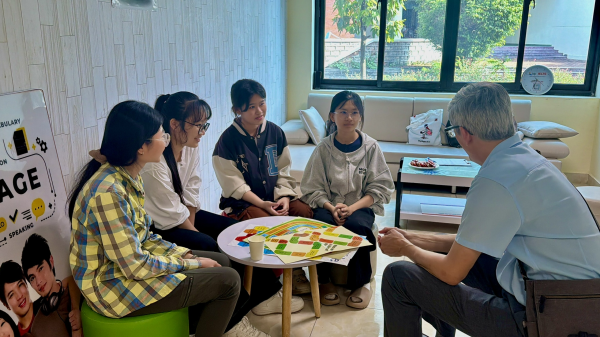 BUỔI GẶP MẶT VÀ HOẠT ĐỘNG ENGLISH CORNER CÙNG TIẾN SĨ JONATHAN NGƯỜI MỸ