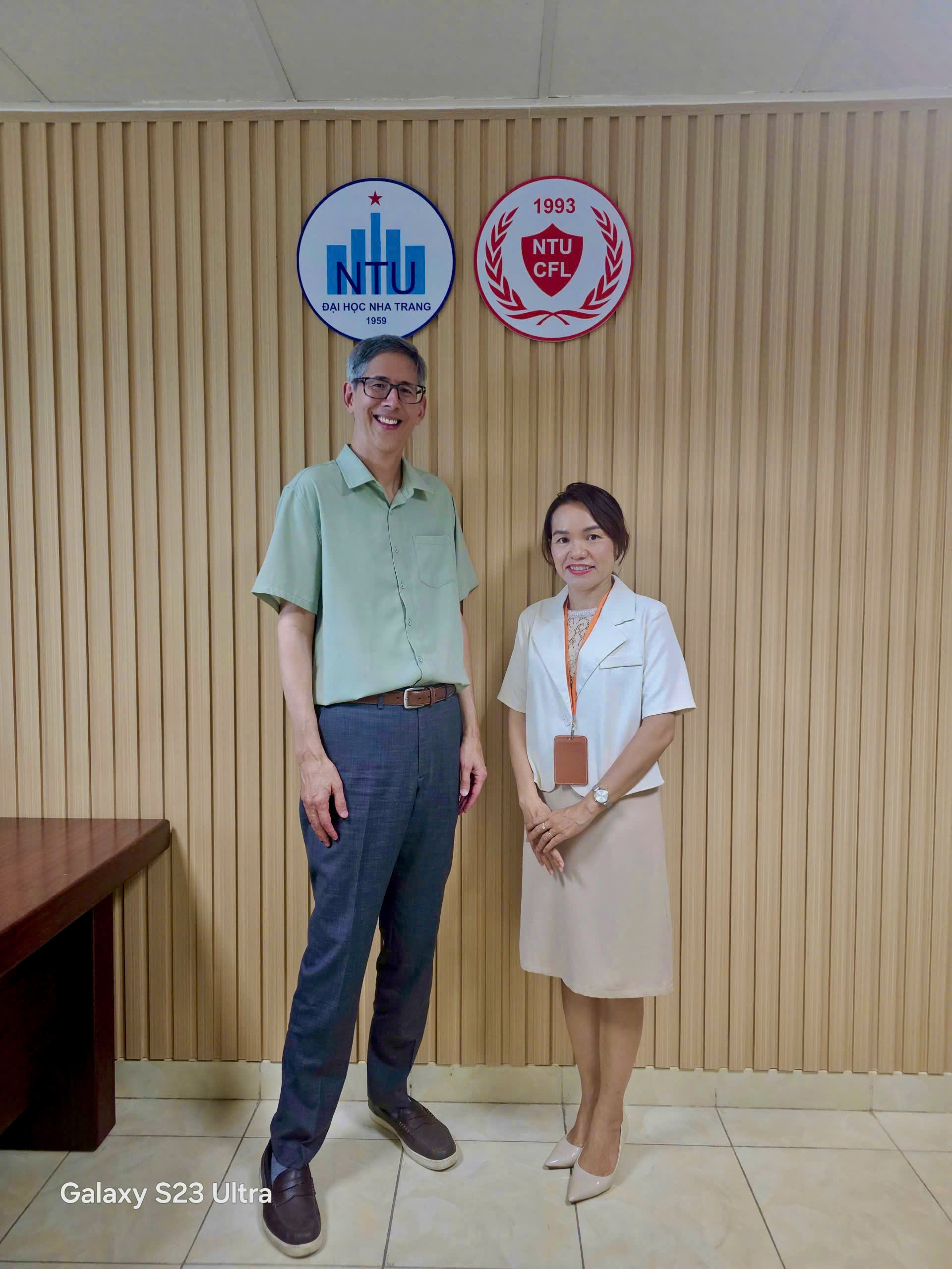 BUỔI GẶP MẶT VÀ HOẠT ĐỘNG ENGLISH CORNER CÙNG TIẾN SĨ JONATHAN NGƯỜI MỸ