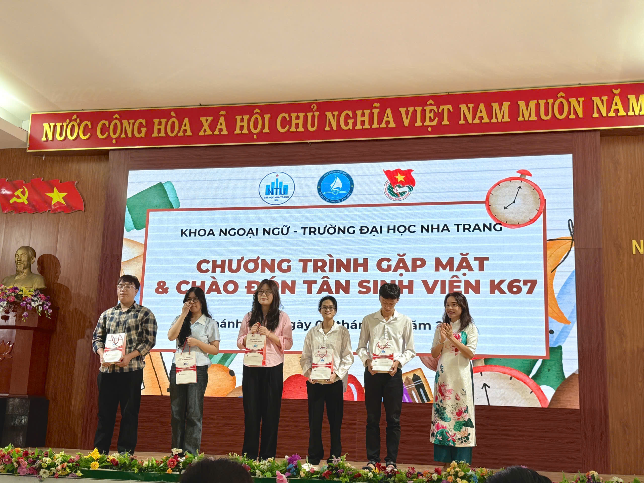 CHƯƠNG TRÌNH CHÀO ĐÓN TÂN SINH VIÊN K67 – KHOA NGOẠI NGỮ, TRƯỜNG ĐẠI HỌC NHA TRANG